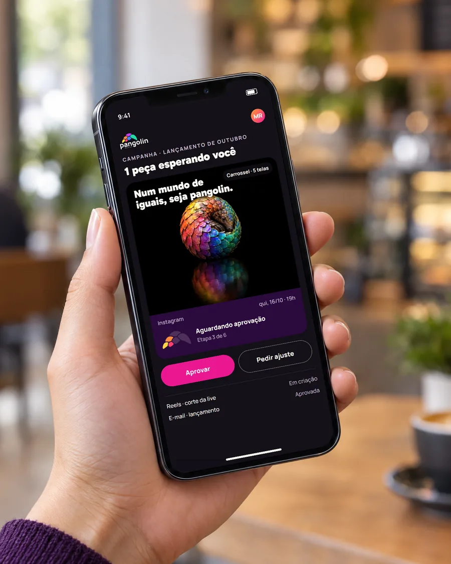 Celular com o app do Pangolin aberto numa peça aguardando aprovação